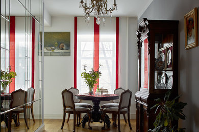 Свежая идея для дизайна: кухня-столовая среднего размера в стиле неоклассика (современная классика) с белыми стенами, паркетным полом среднего тона и коричневым полом - отличное фото интерьера