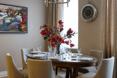 Foto de comedor tradicional renovado grande abierto con paredes beige y suelo de madera en tonos medios