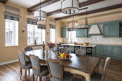 Immagine di una grande sala da pranzo aperta verso la cucina chic con pareti beige, pavimento in gres porcellanato e pavimento marrone