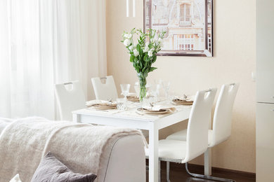 Immagine di una piccola sala da pranzo aperta verso il soggiorno contemporanea