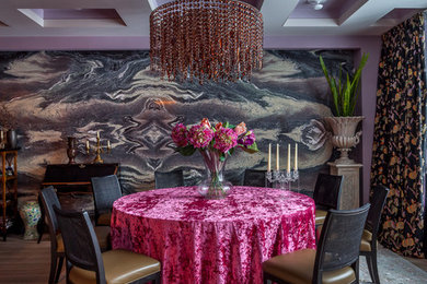 Cette image montre une salle à manger bohème avec un mur multicolore.