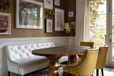 Réalisation d'une salle à manger bohème avec un mur marron, parquet foncé et un sol marron.