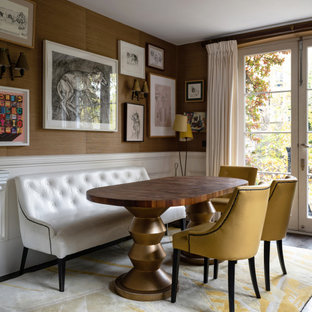Stilmix Esszimmer mit brauner Wandfarbe, dunklem Holzboden und braunem Boden