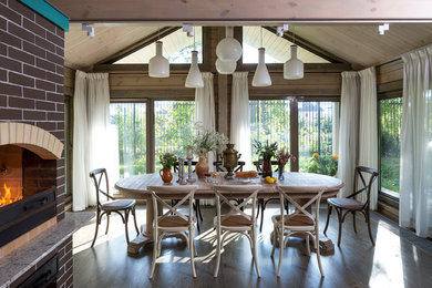 Источник вдохновения для домашнего уюта: большая кухня-столовая в стиле кантри с коричневыми стенами, стандартным камином и фасадом камина из кирпича