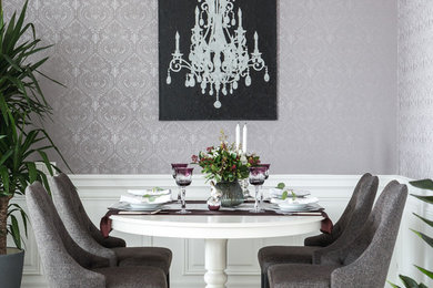 Стильный дизайн: столовая в стиле неоклассика (современная классика) с фиолетовыми стенами и бежевым полом - последний тренд