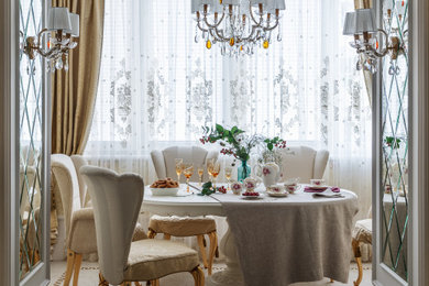 Источник вдохновения для домашнего уюта: отдельная столовая в классическом стиле с белым полом