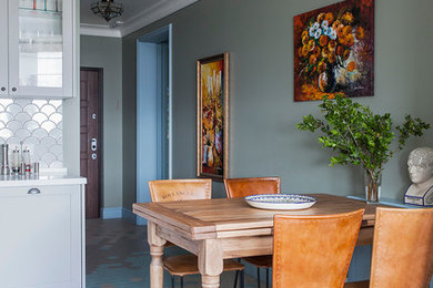 На фото: столовая в стиле неоклассика (современная классика) с разноцветным полом и зелеными стенами без камина