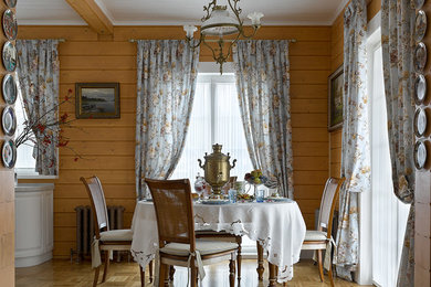 Источник вдохновения для домашнего уюта: гостиная-столовая среднего размера в классическом стиле с бежевыми стенами и паркетным полом среднего тона