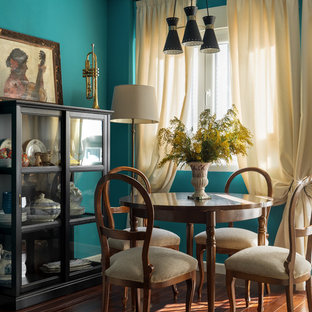 Imagen de comedor ecléctico con paredes azules, suelo de madera en tonos medios y suelo marrón