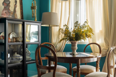 Источник вдохновения для домашнего уюта: столовая в стиле фьюжн с синими стенами, паркетным полом среднего тона и коричневым полом