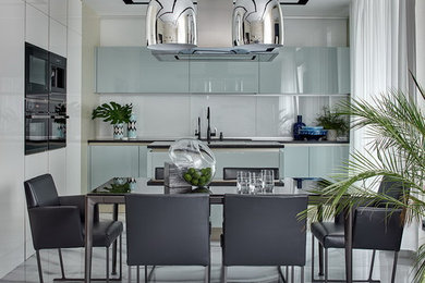 Свежая идея для дизайна: большая кухня-столовая в современном стиле с белыми стенами и полом из керамогранита - отличное фото интерьера