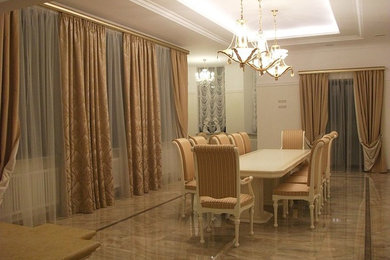 Große Wohnküche mit beiger Wandfarbe und Porzellan-Bodenfliesen in Moskau