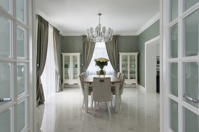 Свежая идея для дизайна: отдельная столовая в классическом стиле с серыми стенами - отличное фото интерьера
