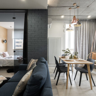 Inredning av en modern mellanstor matplats med öppen planlösning, med laminatgolv, vita väggar och beiget golv