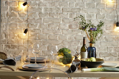 Foto på ett litet industriellt kök med matplats, med vita väggar och målat trägolv