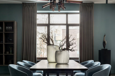 Идея дизайна: большая гостиная-столовая в современном стиле с темным паркетным полом, зелеными стенами и коричневым полом