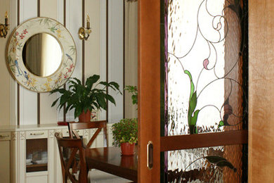 Ejemplo de comedor de cocina pequeño con paredes beige y suelo de madera en tonos medios