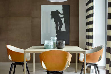 На фото: гостиная-столовая в современном стиле с коричневыми стенами