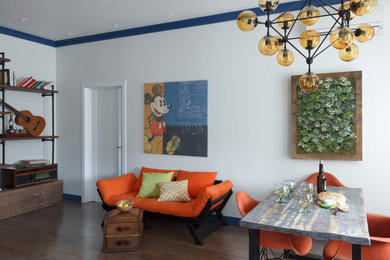 Immagine di una sala da pranzo aperta verso il soggiorno boho chic di medie dimensioni con pareti bianche e pavimento in legno massello medio