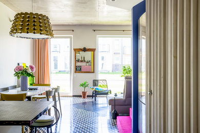 Идея дизайна: гостиная-столовая в стиле фьюжн с белыми стенами и разноцветным полом