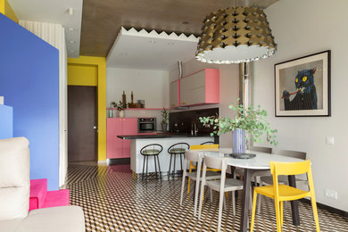 На фото: гостиная-столовая в стиле фьюжн с белыми стенами, разноцветным полом и полом из керамогранита с