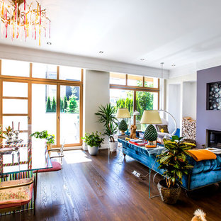 Esempio di una sala da pranzo aperta verso il soggiorno boho chic con pavimento marrone, pareti beige, parquet scuro e camino classico