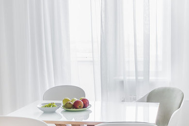 На фото: столовая в скандинавском стиле с белыми стенами и белым полом