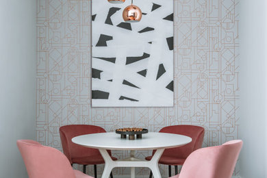 Пример оригинального дизайна: кухня-столовая среднего размера в современном стиле с серыми стенами, паркетным полом среднего тона, коричневым полом и обоями на стенах
