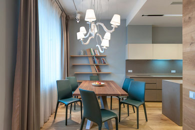 Идея дизайна: кухня-столовая в современном стиле с серыми стенами, светлым паркетным полом и бежевым полом