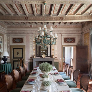 Foto di una sala da pranzo vittoriana chiusa con pareti multicolore, parquet scuro, camino classico e pavimento marrone