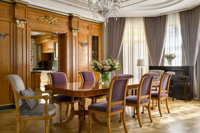 Стильный дизайн: гостиная-столовая в стиле неоклассика (современная классика) с коричневыми стенами, светлым паркетным полом и бежевым полом - последний тренд