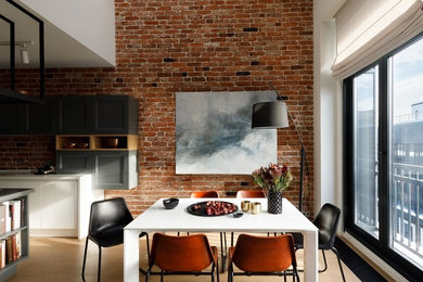 Esempio di una sala da pranzo aperta verso il soggiorno industriale con pareti marroni, parquet chiaro e pavimento beige