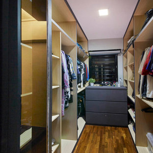 Foto di una piccola cabina armadio unisex contemporanea con nessun'anta, ante in legno scuro e pavimento in compensato