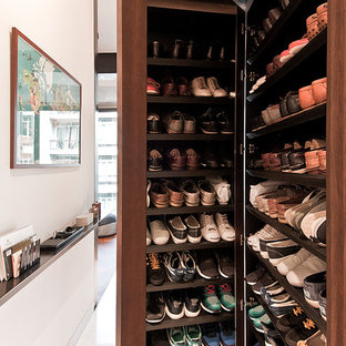 Esempio di armadi e cabine armadio unisex design con nessun'anta, ante in legno bruno e pavimento bianco
