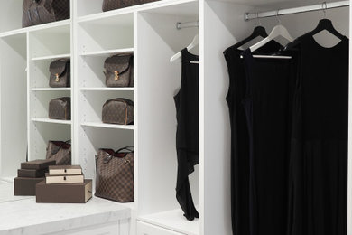 Modelo de armario vestidor contemporáneo pequeño con armarios estilo shaker, puertas de armario blancas y moqueta