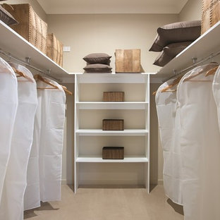 Imagen de armario vestidor unisex, exótico, de tamaño medio, con puertas de armario blancas y suelo de madera clara