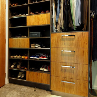 Idee per una cabina armadio unisex moderna di medie dimensioni con nessun'anta, ante in legno scuro e pavimento in marmo