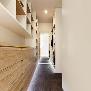 Imagen de armario vestidor unisex, nórdico, con armarios con paneles lisos, puertas de armario de madera clara y moqueta