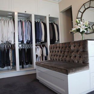 Ejemplo de armario vestidor unisex, bohemio, grande, con armarios abiertos, puertas de armario blancas y moqueta