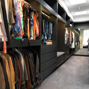 Esempio di una grande cabina armadio per uomo minimal con nessun'anta, ante nere e moquette