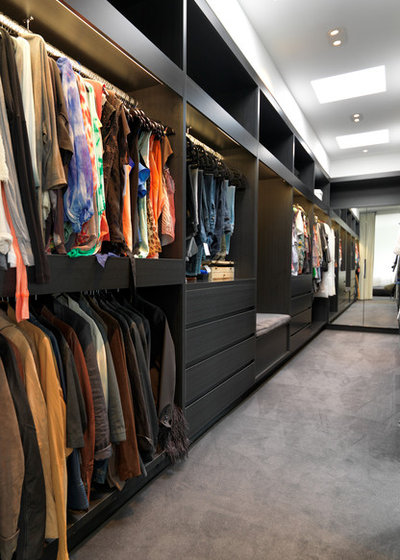 Contemporary Closet by MR.MITCHELL