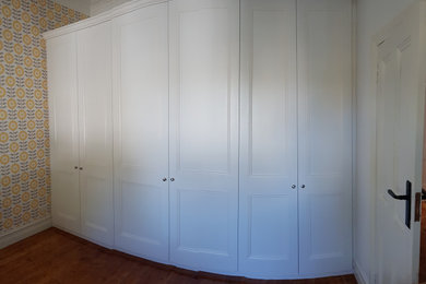 Diseño de armario unisex clásico con armarios con paneles con relieve y puertas de armario blancas