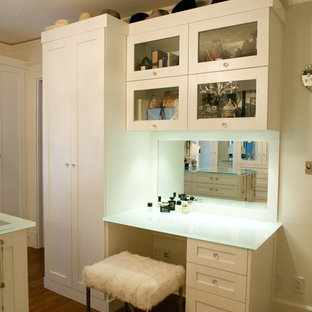 Foto de vestidor de mujer, ecléctico, grande, con armarios estilo shaker, puertas de armario blancas y suelo de madera en tonos medios