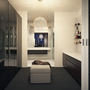 Imagen de armario vestidor unisex, minimalista, grande, con armarios con paneles lisos, puertas de armario de madera en tonos medios y moqueta