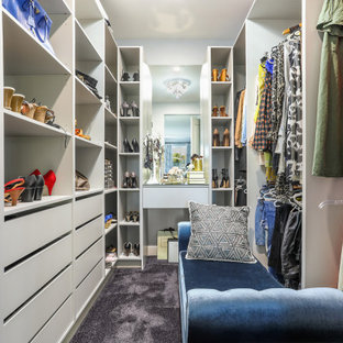Foto på ett vintage walk-in-closet för kvinnor, med släta luckor, vita skåp, heltäckningsmatta och svart golv