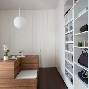 Ispirazione per armadi e cabine armadio per donna minimal con ante lisce, ante bianche, parquet scuro e pavimento marrone