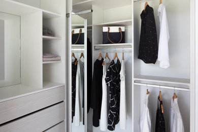 Diseño de armario unisex minimalista de tamaño medio con puertas de armario blancas