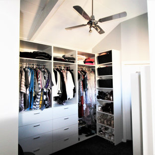 Modelo de vestidor unisex y abovedado, marinero, grande, con armarios abiertos, puertas de armario blancas, moqueta y suelo marrón