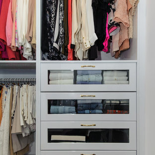 Geräumiger Begehbarer Kleiderschrank mit Glasfronten, dunklem Holzboden und grauen Schränken in Sydney