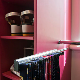 Neutrales, Mittelgroßes Modernes Ankleidezimmer mit flächenbündigen Schrankfronten, roten Schränken, Teppichboden und beigem Boden in Melbourne